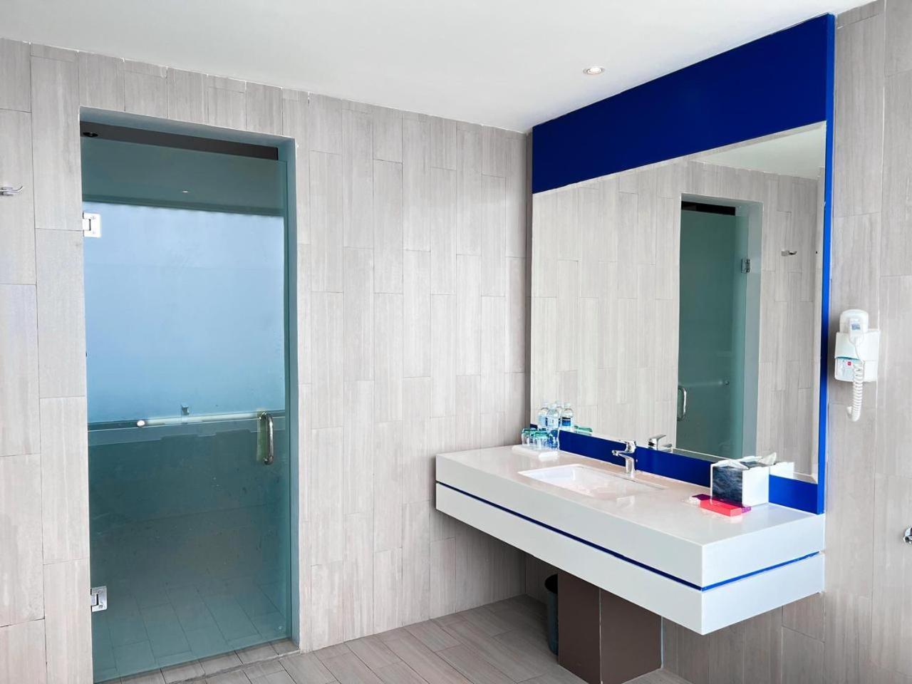 Ibis Styles Batam Nagoya Hotel Buitenkant foto